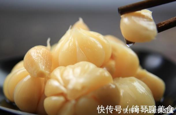 糖醋|腌糖醋蒜时,别只放醋和糖,记得多放“2个料”,蒜脆嫩香味浓