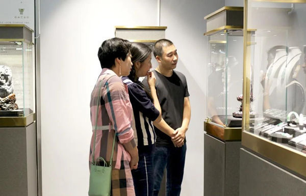 作品展!【展览现场】郑瑰玺大景花鸟画展暨中国玉雕大师作品展火热进行中