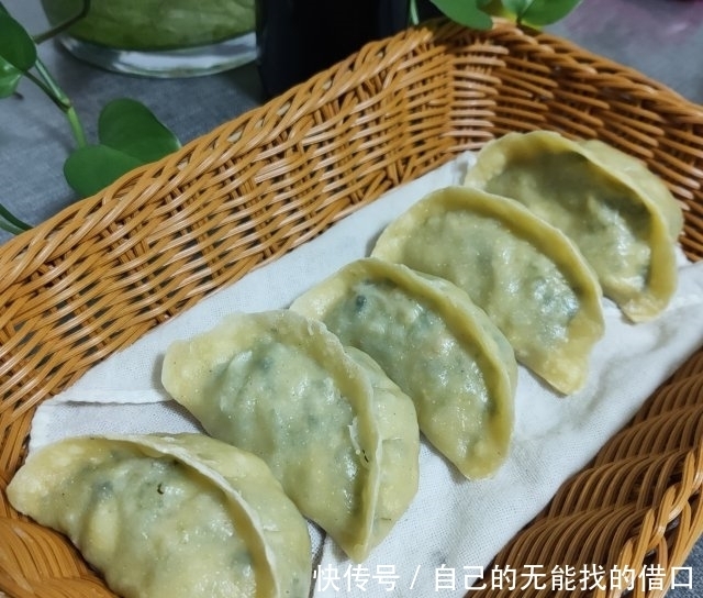 玉米面野菜鸡蛋蒸饺，吹弹可破，吃起来筋道美味