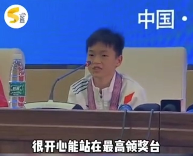 全红婵|全红婵获奖感言逗笑记者!红姐玩起冷幽默,为何下意识躲闪教练?