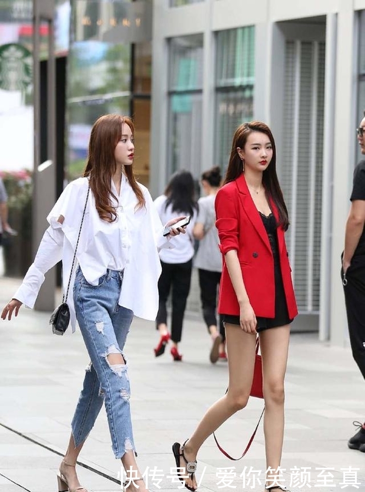 街拍:两个身材超棒,长的超美的小姐姐,气质优雅,甜美可人!