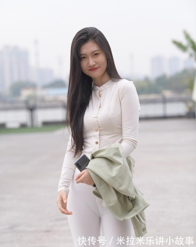 小姐姐 穿修身裤好看吗搭配“开衫t恤”试试看，形状会告诉你答案！