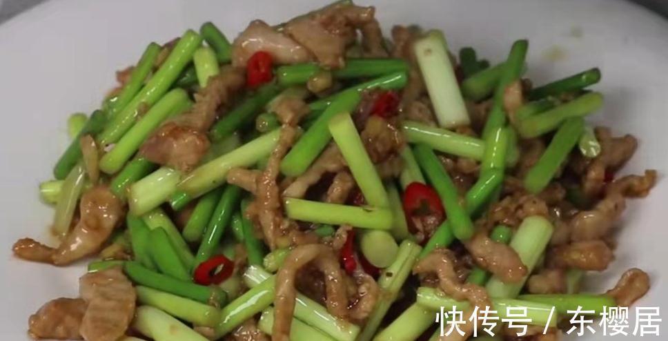 炒蒜苔时,切记不要直接下锅,多加2步,出锅脆嫩又入味太香了