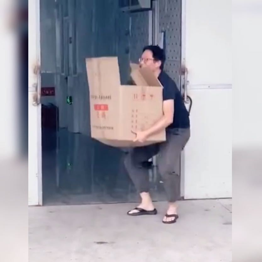 淋雨|为了不让娃淋雨,亲爸的“花式”遮雨妙招获高赞真不按套路出牌