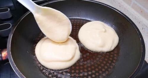 不用烤箱,不用电饭煲,学会这样做蛋糕,松软香甜,10分钟就上桌