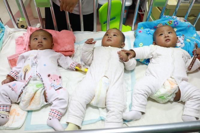 41岁“勇敢姥姥”生下3胞胎!奶粉钱成负担,网友:自己找罪受