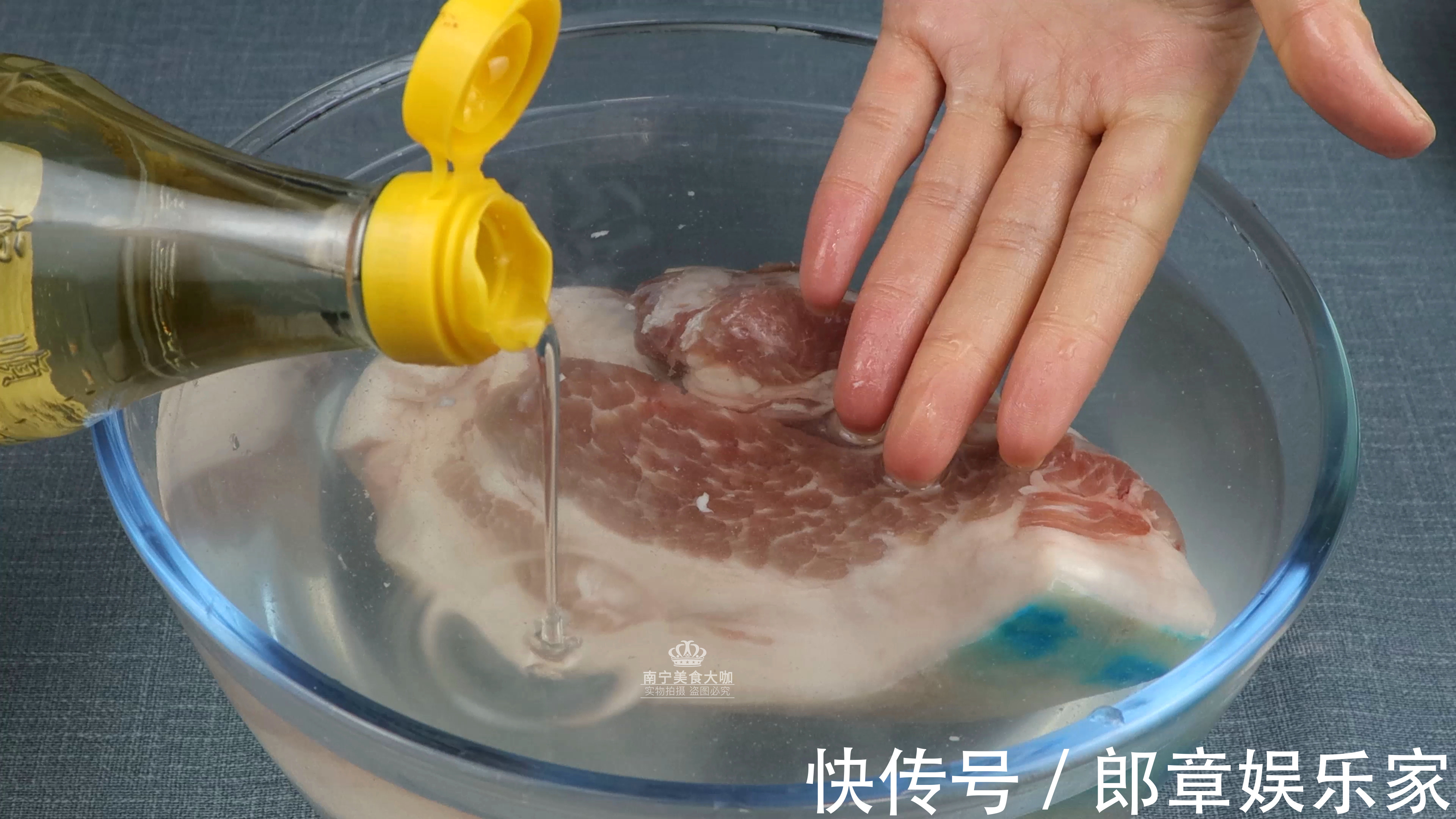 解冻猪肉用热水还是冷水很多人用错了，难怪猪肉解冻出来不好吃