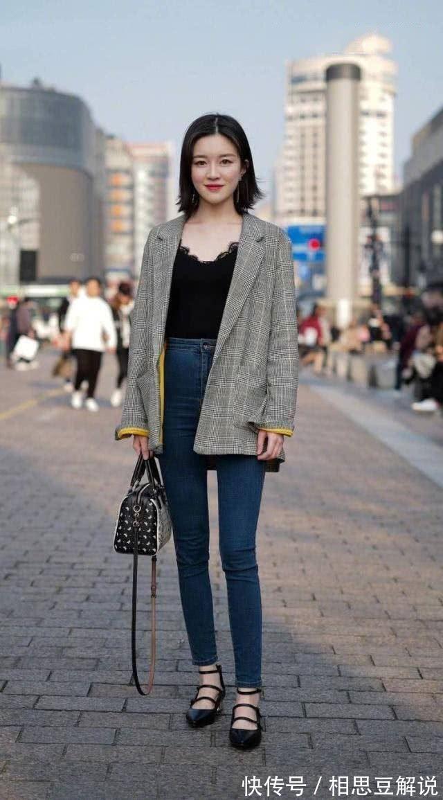 美女|街拍:绿色连衣裙穿出了美女的好身材,秀美长发,很吸睛