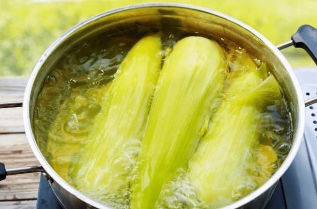 比买|煮玉米时,只放清水就错了,多加一点“它”,鲜甜软糯,比买的香