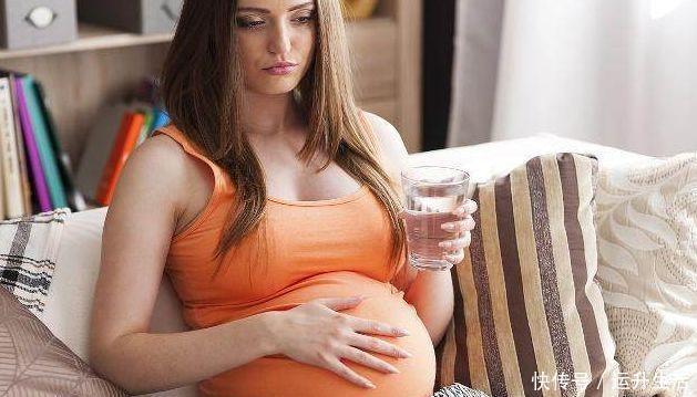 尿液|怀孕时，孕妈的尿液有以下2个情况，是“羊水不足”的信号