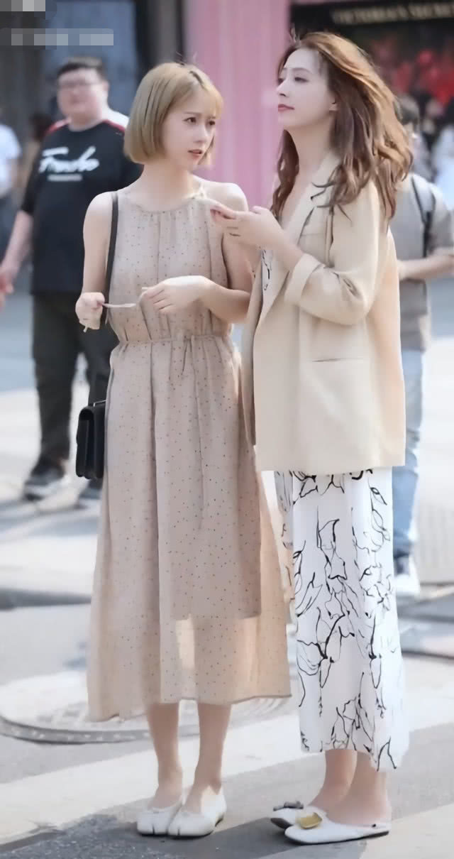肩膀|闺蜜街拍两人都穿仙女裙,右边因穿了件外套,输给了左边
