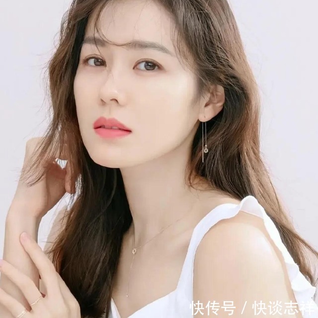 鼻尖抬高,鼻翼惊现疤痕,号称天然美女代名词的她,也翻车了?