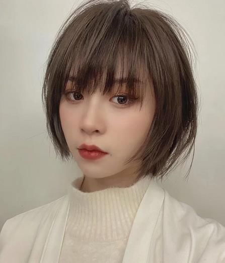 别再烫“卷发”了！2021年盛行直发，减龄好打理还显脸小