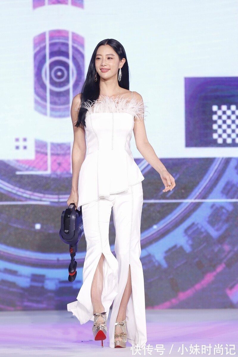 褶皱|克拉拉的造型就是自信,穿紧身裙大秀身材,这不愧“亚洲第一美”