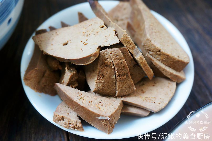 青蒜|北京一家人的晚餐,发到朋友圈火了,网友:太寒酸了