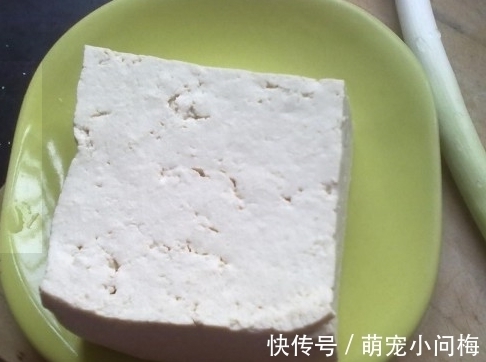 煎豆腐时,直接下锅就“废了”,学会4个小技巧,豆腐不碎还不粘