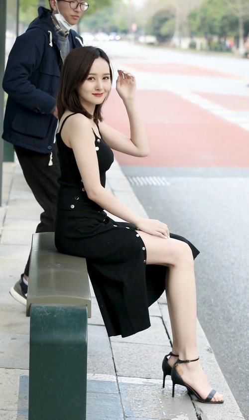 优雅的小姐姐,身穿一件吊带上衣+半身裙,气质迷人