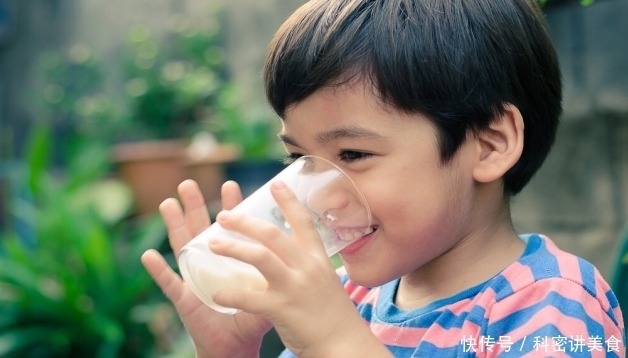 孩子|孩子缺钙不能喝牛奶?儿科主任:若想远离矮个,这2种食物少吃