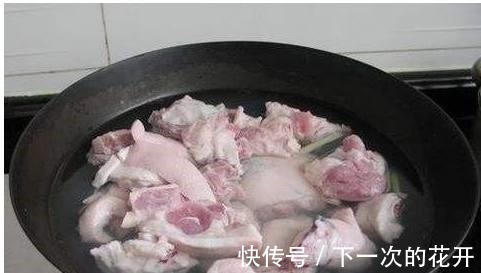 炖猪蹄不用高压锅,教你一招,只需在里面加点它,软烂入味还不腻!