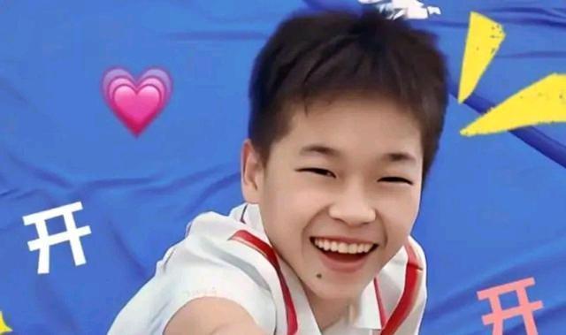 中國(guó)跳水|全紅嬋現(xiàn)場(chǎng)觀戰(zhàn)！12歲妹妹10歲弟弟成比賽選手，紅姐不忘調(diào)皮一把