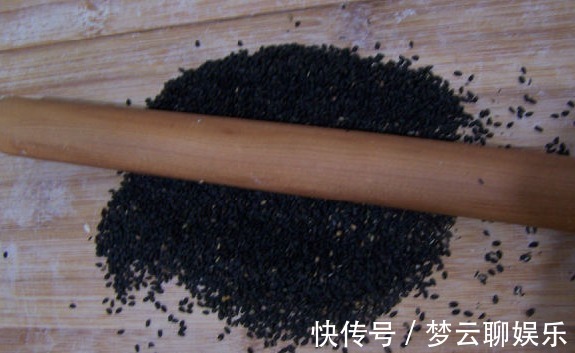 长辈们|一把芝麻一把盐,好吃又过瘾,腰不酸腿不疼了,皮肤也变好了