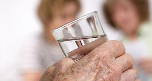 技巧|高血压患者能不能多喝水?全天应该喝多少?3个喝水技巧要掌握