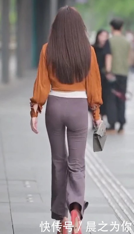 街拍:秋装美女来袭,连体裤搭配薄纱外套,轻松秀出完美好身材