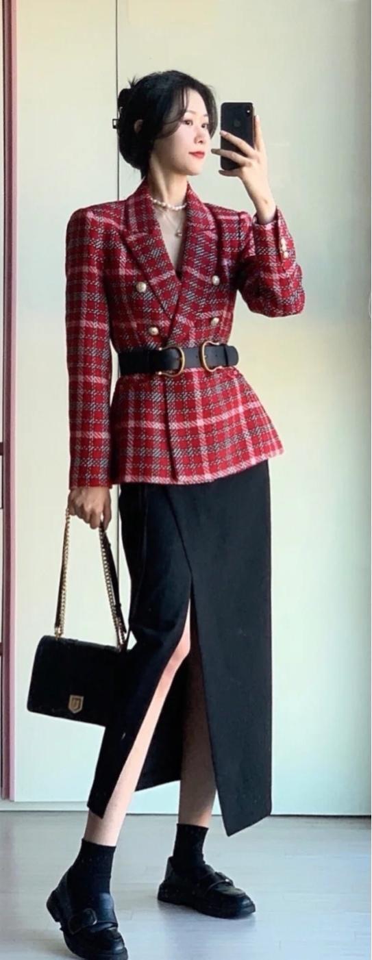 克拉拉带火了一种穿搭,叫“红色西装+牛杂短裤”,秀出高挑身材
