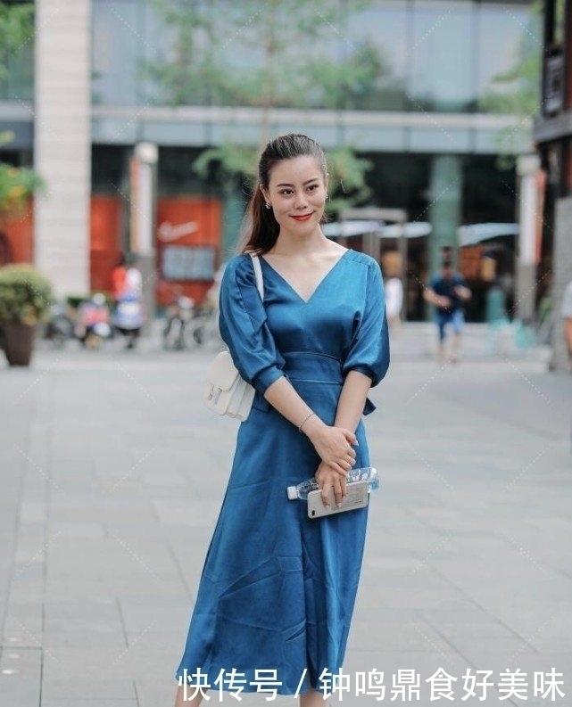 袈裟|深蓝色“袈裟”裙别有一番韵味，V字领搭配复古风的“都市女性”