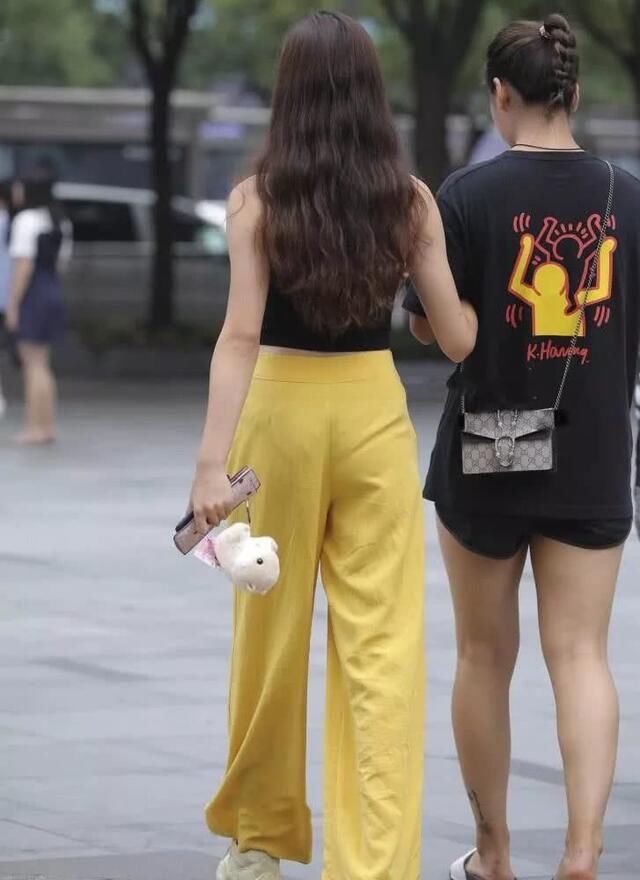 高跟鞋|街拍美女：小姐姐性感的露脐装搭配“香蕉”裤，莫名的诱人