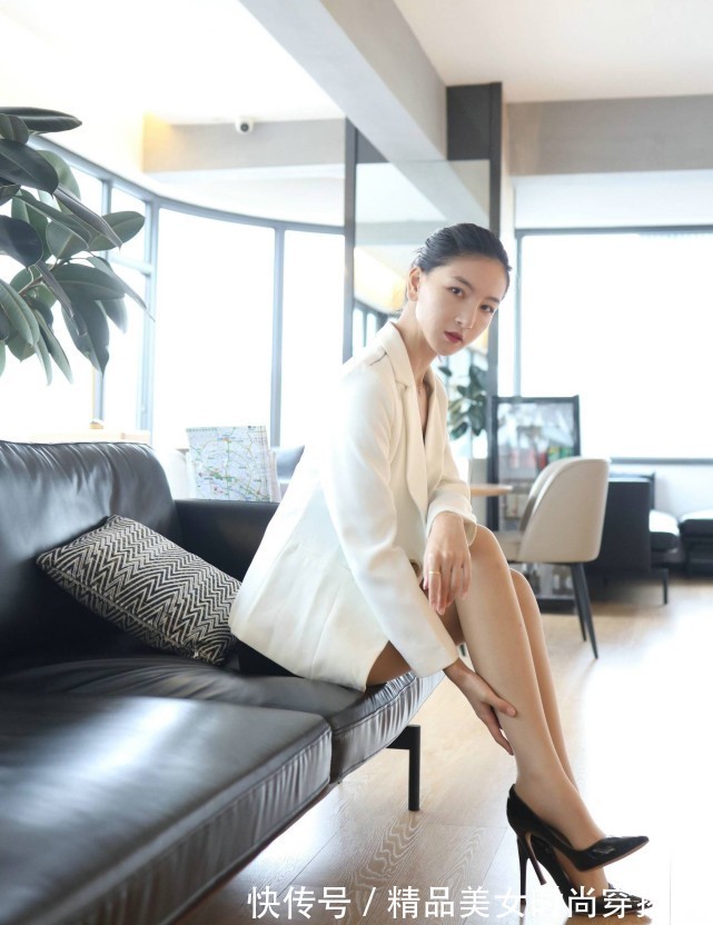 背心|白色的西装外套,内搭黑色的背心与短裙,干练又不失女性的优雅