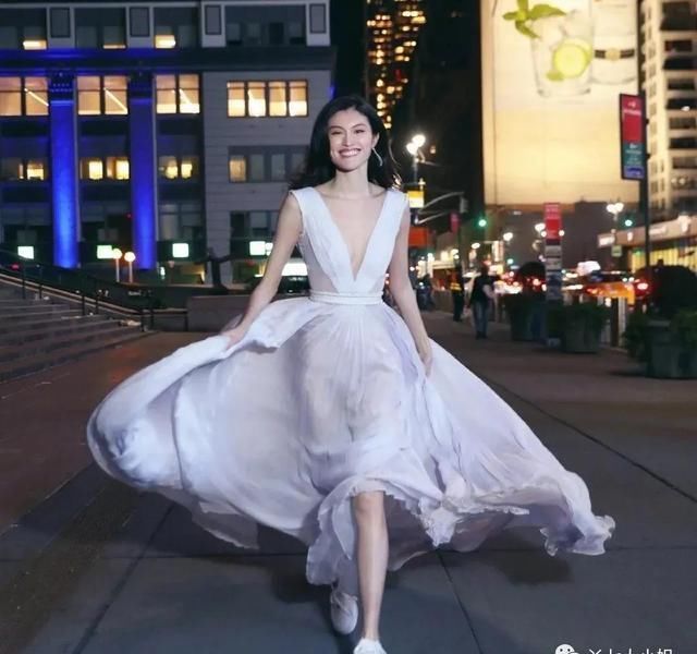 连衣裙|忘掉高跟鞋,“连衣裙+平底鞋”才是夏季王炸组合