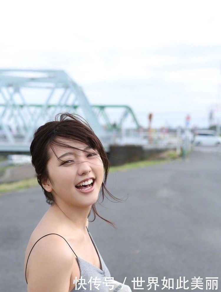 曲线|街拍:轻熟的紧身裙美女,凸显女性优美的身体曲线!