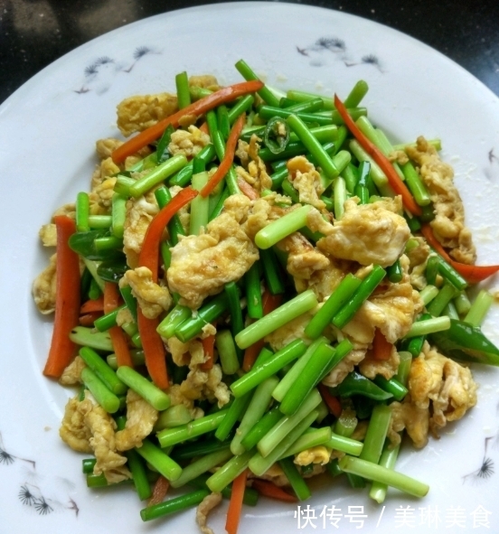 女朋友第一次来家里,爸妈烧拿手菜招待,女朋友:明年结婚!