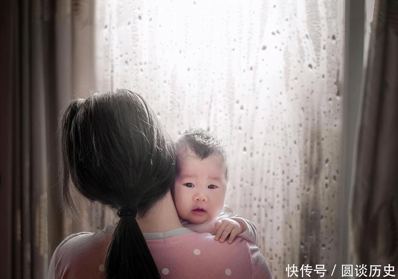 经常被妈妈抱的孩子,和经常自己躺在床上的孩子,体质有很大差距