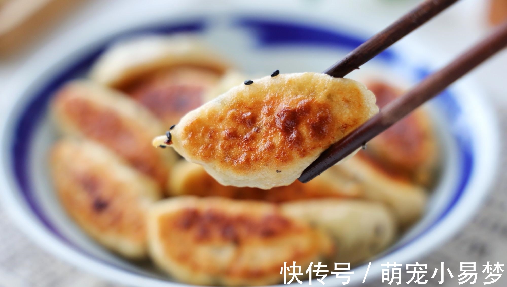 包菜还可以这样吃,皮薄馅大,金黄酥脆,一人吃一盘都不腻,香!