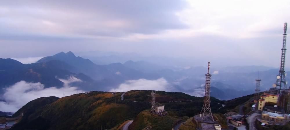 广东粤西最高峰大田顶，海拔高度达1704米，云雾缭绕