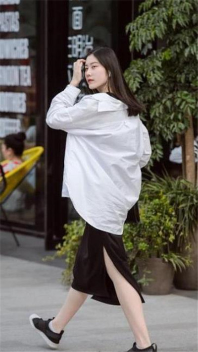 时尚|街拍简洁大方的小姐姐,秀出青春活力范,彰显诱人身材