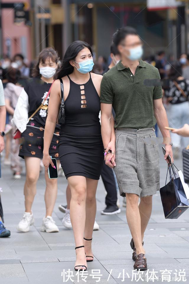 黑色挂脖式镂空针织连衣裙,清爽透气,凸显好身材