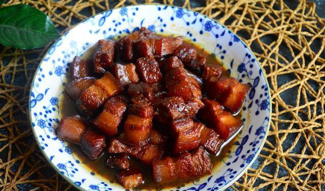 只加|爷爷用了几十年的红烧肉做法,只加四种香料,软糯入味、红亮诱人