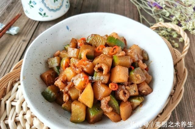 中年|秋天吃它“赛人参”,只要1块钱一斤,简单一焖比吃肉还过瘾!