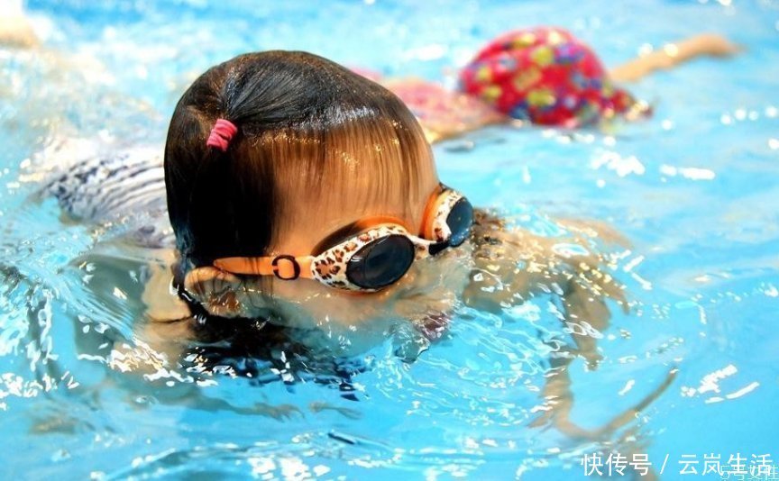 腰部|孩子游泳呛水了如何处理,用手按在肚子提到腰部,直到把水吐出来