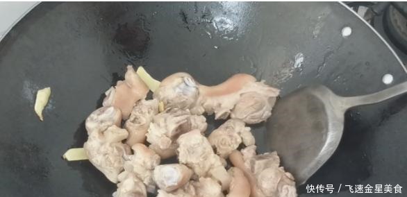 香菇炖猪脚一个客家传统味道做法,软糯浓香,满满的胶原蛋白