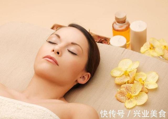 肌肤 晚上是护肤的黄金期,建议记住“2要1不要”,肌肤白又嫩