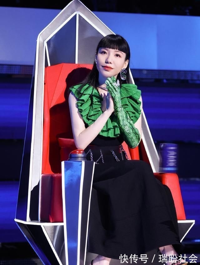 好聲音助教服裝該管管了!張碧晨晃眼,吳莫愁浮夸,只有她較穩(wěn)重