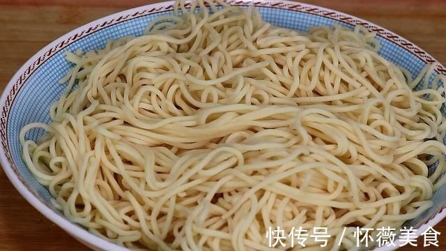 早餐面条这样做，老婆吃了一大碗，简单美味，暖身暖胃，太香了