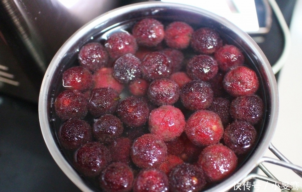 教你自制杨梅罐头,酸甜爽口,做法简单不费事,大人小孩都爱吃