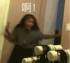 |搞笑GIF:突然感觉不对劲 以后再也不穿裙子帮人推车了