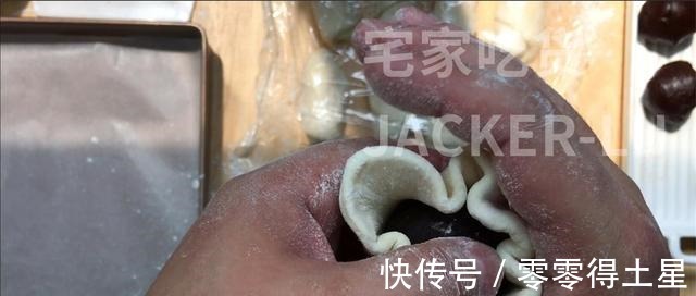 豆沙馅|芝麻豆沙酥饼，制作简单，层层酥脆，一口下去直掉渣，香酥可口！