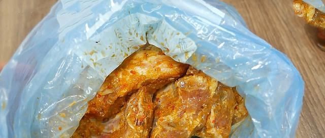 排骨新做法,腌好后放塑料袋里摇一摇,鲜香入味,比炖排骨香